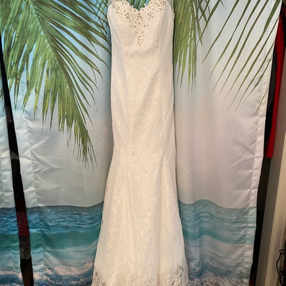 Mermaid lace wedding dress - Picture 2 of 4